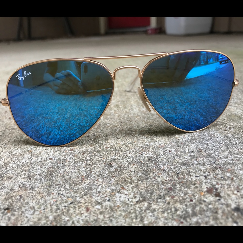 Blue mirrored ray ban aviators